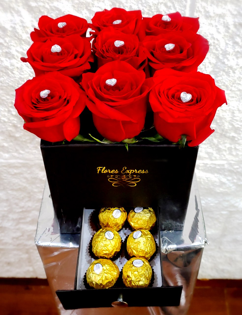 Foto de CAJA 9 ROSAS DIAMANTE CON CAJON DE FERRERO ROCHER